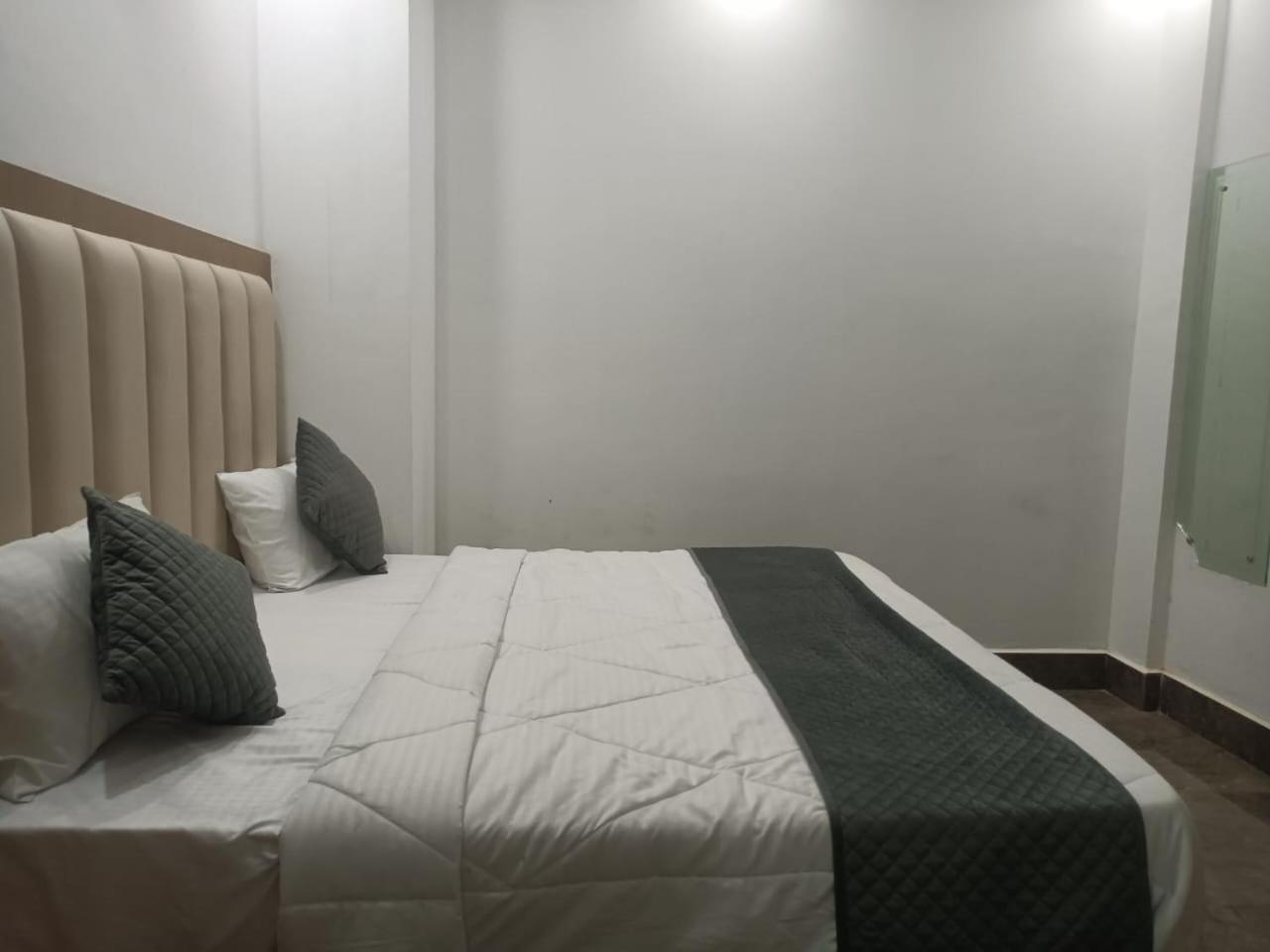 Hotel Whitehouse Ac Family Room Agra  Eksteriør bilde