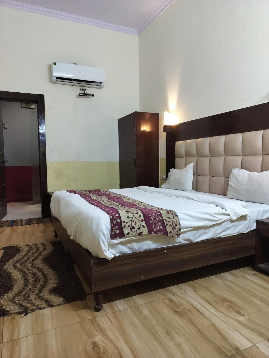 Hotel Whitehouse Ac Family Room Agra  Eksteriør bilde